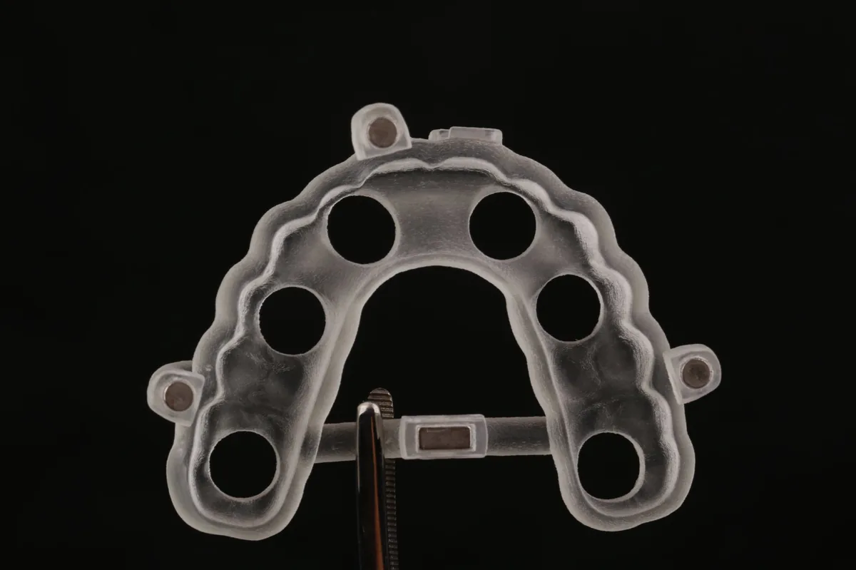 Szablon chirurgiczny Snap Guide do implantacji All-on-4 – Elite Smile Poznań