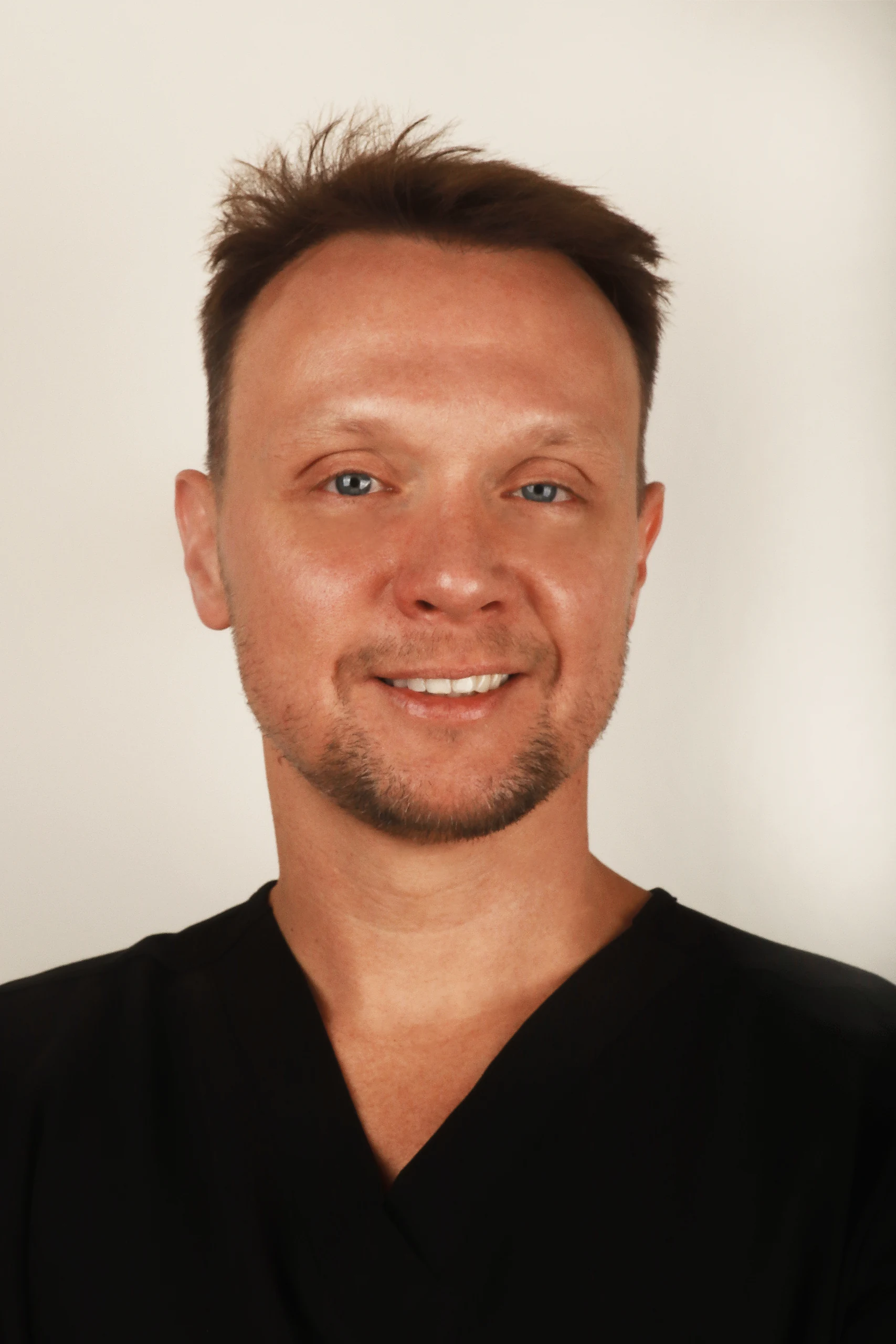 Piotr Gutowski - specjalista chirurgii stomatologicznej, implanty All-on-6 Poznań